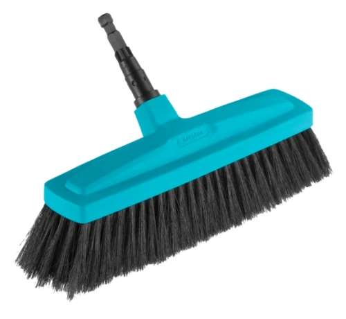 Szczotka do mieszkania Gardena z ergonomicznym uchwytem, wykonana z błękitnego plastiku z czarnym włosiem. Prezentowana w pozycji stojącej, z bliska; widoczne logo marki. Idealna do codziennego czyszczenia powierzchni.