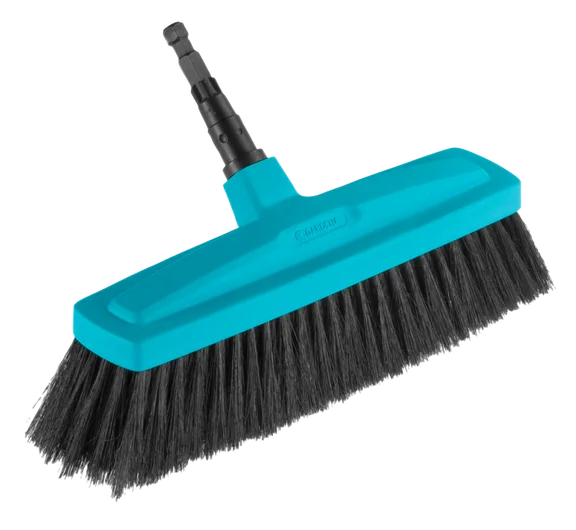 Szczotka do mieszkania Gardena z ergonomicznym uchwytem, wykonana z błękitnego plastiku z czarnym włosiem. Prezentowana w pozycji stojącej, z bliska; widoczne logo marki. Idealna do codziennego czyszczenia powierzchni.