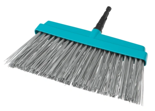 Szczotka do zamiatania tarasów Gardena w kolorze niebieskim, z szeroką głowicą i metalowymi włosiami, ukazana z boku. Uchwyt jest lekko zakrzywiony, wykonany z plastiku. Produkt leży na białym tle, podkreślając jego kształt i detale.