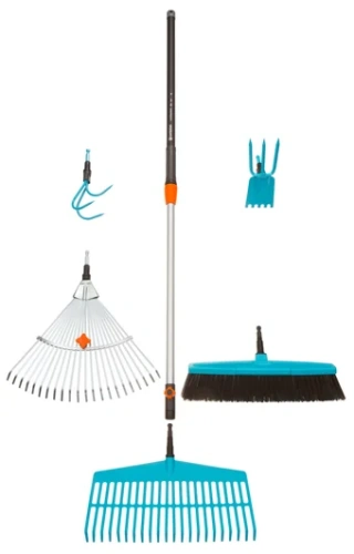 Teleskopowy trzonek Gardena (90-145 cm), srebrny z pomarańczowymi akcentami, z miotłą, grabiami, łopatką i widłami. Frontowe ujęcie na białym tle z widocznym logo Gardena.