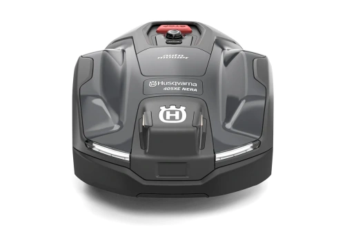 Robot koszący Husqvarna Automower 405XE NERA, ciemnoszary, z logo, czerwoną pokrywą z przyciskiem, aerodynamiczny kształt i przednie podświetlenie.