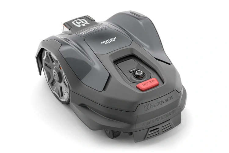 Robot koszący Husqvarna Automower 405XE NERA, szary z czerwonymi akcentami. Widok z przodu z przyciskami start/stop, opływowa obudowa i logo Husqvarna. Prezentowany z poziomu ziemi.