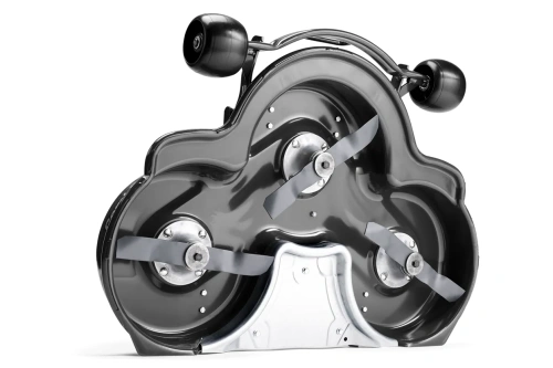 Urządzenie tnące Combi 103 Rider R214/R216 w układzie z boku. Widoczne trzy stalowe ostrza umieszczone na karbowanej, czarnej obudowie. Dół produktu z metalowym wykończeniem. Brak oznaczeń i napisów. W tle jednolite.