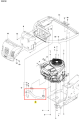 Kolektor ridera R322TX Husqvarna w układzie silnika, pokazany z boku. Element metalowy z charakterystycznym kształtem, przesunięty w dół od głównych części. W widoku detalu obecny jest system mocowań oraz złącze. Tło proste, białe.