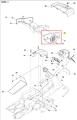Osłona kontrolna ridera R418Ts Husqvarna w kolorze szarym, wykonana z trwałego plastiku. Widoczny detal z logo na bocznej stronie, zamontowana w pozycji poziomej. Element posiada otwory mocujące. Przeznaczenie: zabezpieczenie komponentów maszyny.