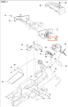 Śruba ridera R418Ts Husqvarna, metalowa, o cylindrycznym kształcie, z widoczną główką. Ujęcie z boku ukazuje mocowanie. Element przeznaczony do montażu, w kontekście części do maszyn ogrodniczych. Tło jasne, jednolite.