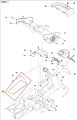 Pokrywa zbiornika paliwa ridera R418Ts Husqvarna w kolorze czarnym, wykonana z wytrzymałego tworzywa. Produkt widoczny z boku, leżący na płaskiej powierzchni. Ujęcie pokazuje kształt zakrzywiony z wycięciem na otwarte miejsce mocowania.