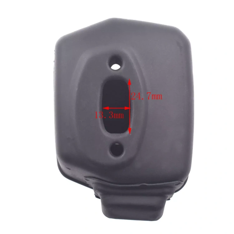 Tłumik do pilarki Husqvarna 51/55 w kolorze czarnym, widok z góry, pokazujący kształt prostokątny. Wymiary: 24,7 mm x 13,3 mm. Dwa otwory mocujące, jeden z nich widoczny. Tło białe, kontury dobrze wyeksponowane.