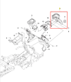 Osłona złożenia ridera R418Ts Husqvarna, w kolorze czarnym, wykonana z tworzywa sztucznego. Produkt przedstawiony w zbliżeniu, z widocznym detalem mocowania. Kąt ujęcia ukazuje element w kontekście montażu, otoczenie na białym tle.