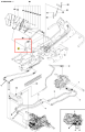Przewód hydrauliczny ridera R422Ts Husqvarna, metalowy, srebrny, o zakrzywionym kształcie, z mocowaniami i oznaczeniami, na białym tle w schemacie hydraulicznym.