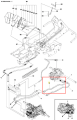 Przewód hydrauliczny R422Ts Husqvarna, w kolorze metalicznym, z lekko teksturowaną powierzchnią. Ujęcie z boku, ukazujące kształt oraz położenie podłączenia. Fragment większej maszyny, przedstawiony na białym tle dla lepszej widoczności.