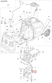 Zbiornik na trawę Husqvarna RC318T przedstawiony w widoku z góry, z detalami mocowania, przezroczystą pokrywą, uchwytem oraz z logo Husqvarna na tylnej części. Wewnątrz widoczne elementy montażowe, a całość ukazana na białym tle.