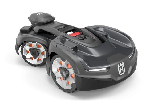 Robot koszący Husqvarna Automower® 435X AWD w kolorze ciemnoszarym z białymi i pomarańczowymi detalami. Ujęcie z boku, ukazujące zbliżenie na kształt oraz logo producenta. W widocznym miejscu czerwony przycisk uruchamiający.