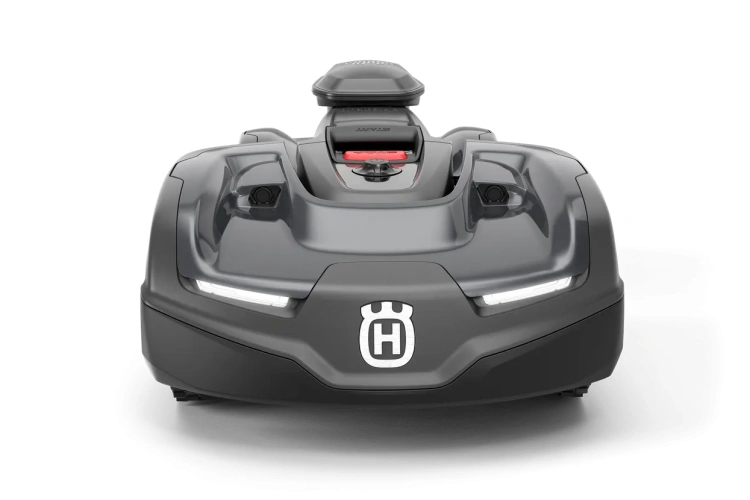 Robot koszący Husqvarna Automower®435X AWD NERA, ciemnoszary, widok frontalny. Logo na froncie, dwa otwory, zintegrowane LEDy oraz opływowy, stabilny kształt podkreślający nowoczesny design.