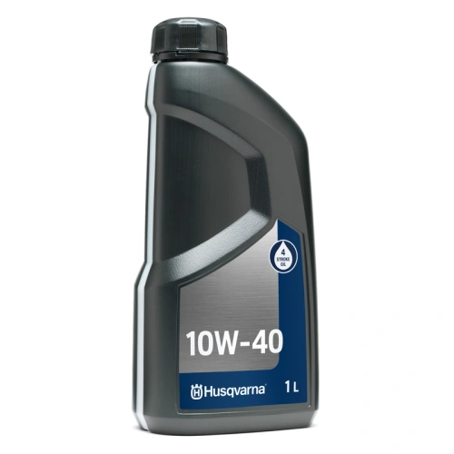 Olej do silników czterosuwowych 10W40 1L w plastikowej butelce o ergonomicznej formie i szaro-czarnym kolorze. Etykieta z niebieskim tle, widocznym napisem 4 STROKE OIL oraz oznaczeniem 10W-40. Butelka w pozycji stojącej, z zakrętką na górze.