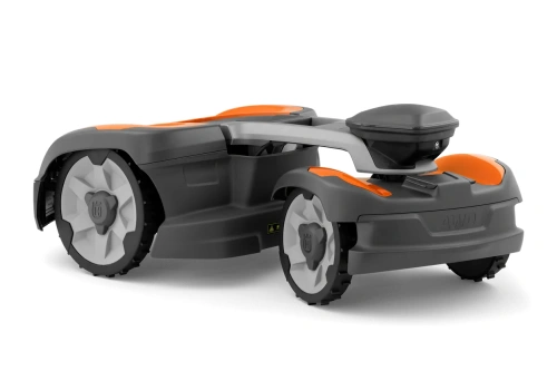 Automower® 535 AWD EPOS to szaro-pomarańczowy robot koszący z dużymi biało-szarymi kołami z logo Husqvarna i pojemnikiem na trawę, pokazany z boku na jednolitym tle podkreślającym detale.