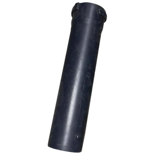 Rura dmuchawy 150BT Husqvarna w kolorze czarnym, wykonana z plastiku, o cylindrycznej formie. Ujęcie z boku, stojąca. Widoczne mocowanie oraz numery identyfikacyjne na powierzchni. Tło jednolite.