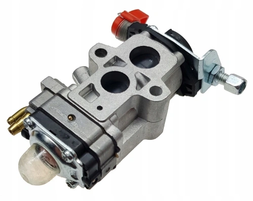 Gaźnik dmuchawy 180BF Husqvarna w kolorze metalicznym, pokazany pod kątem z boku. Widoczne detale to dwa otwory zasysające oraz przycisk w chwiejnym czerwonym kolorze. Elementy mocujące z widocznymi śrubami. Na tle prostym, białym.