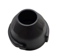Rura dmuchawy 150BT Husqvarna w kolorze czarnym, wykonana z materiału plastikowego, o kształcie stożkowatym. Zdjęcie ukazuje produkt z góry, z widocznym otworem ułatwiającym montaż. Detal na powierzchni wskazuje na chropowatość materiału.