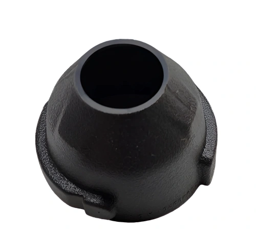 Rura dmuchawy 150BT Husqvarna w kolorze czarnym, wykonana z materiału plastikowego, o kształcie stożkowatym. Zdjęcie ukazuje produkt z góry, z widocznym otworem ułatwiającym montaż. Detal na powierzchni wskazuje na chropowatość materiału.