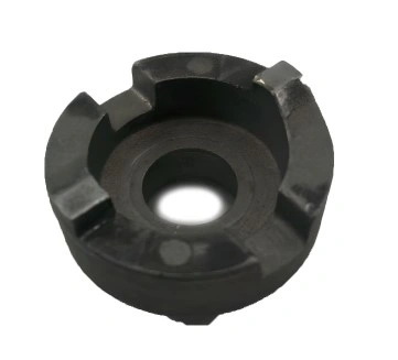 Czarna zapadka rozrusznika dmuchawy Husqvarna 150BF, okrągła z wyprofilowanymi krawędziami i centralnym otworem, z nacięciami ułatwiającymi mocowanie, do naprawy sprzętu ogrodowego.