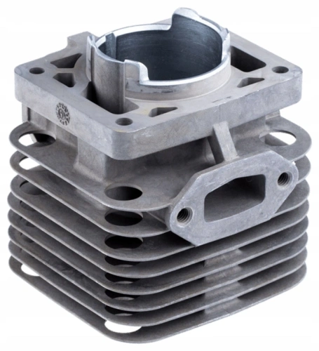 Cylinder dmuchawy 150BF Husqvarna w kolorze srebrnym, wykonany z metalu, z widocznymi rowkami i otworami montażowymi. Ujęcie z góry, produkt leży na białym tle. Kształt prostopadłościanu z górnym wpustem. Widoczne detale konstrukcyjne.