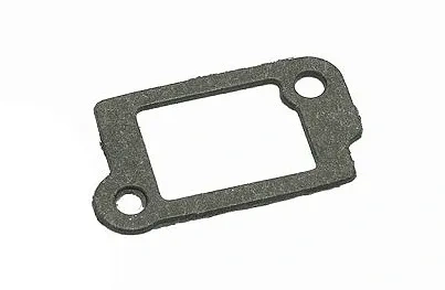 Uszczelka dmuchawy 130BT Husqvarna, prostokątna, z czarnej gumy, z dwoma otworami montażowymi. Leży płasko na jasnym tle, podkreślając fakturę i kształt. Do ogrodowych urządzeń.