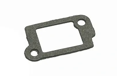Uszczelka dmuchawy 130BT Husqvarna, prostokątna, z czarnej gumy, z dwoma otworami montażowymi. Leży płasko na jasnym tle, podkreślając fakturę i kształt. Do ogrodowych urządzeń.