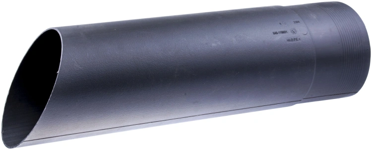 Czarna rura dmuchawy Husqvarna 125BVX z połyskującą powierzchnią, o cylindrycznym kształcie. Zdjęcie ukazuje produkt z boku na jednolitym tle, podkreślając jego gładką fakturę oraz widoczne oznaczenia i logo.