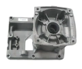 Skrzynia korbowa dmuchawy Husqvarna 150BF, szara z mocowaniem, gładka powierzchnia, otwór centralny i przeloty, oznaczenie na boku. Do montażu w urządzeniach ogrodniczych.