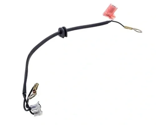 Przewód ołowiowy do dmuchawy 125BVX Husqvarna w kolorze czarnym, elastyczny na lince. Wyposażony w złącza, w tym jedną z końcówką przymocowaną do kabelka. Przewód leży płasko na białym tle, ukazuje detale złącz oraz długość przewodu.