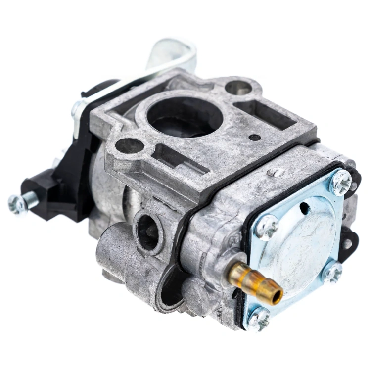 Gaźnik dmuchawy Husqvarna 150BT, metalowy, szary, widok z boku, w zbliżeniu. Widoczne otwory i mocowania, wyróżniający się element do podłączenia rur. Prosta faktura, bez dodatkowych napisów czy logo.