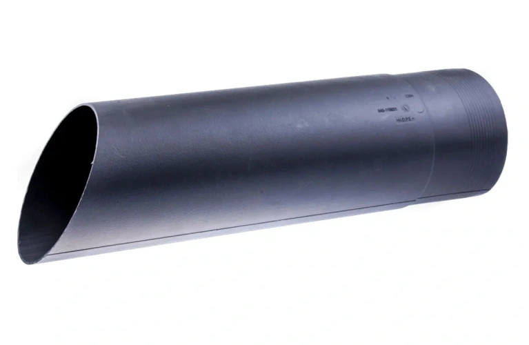 Rura dmuchawy 125BVX Husqvarna w kolorze czarnym, o cylindrycznym kształcie, z wykończeniem matowym. Jest pod kątem, z widoczną rugą gwintowaną. Produkt jest nowy i nieużywany, na jednolitym tle.