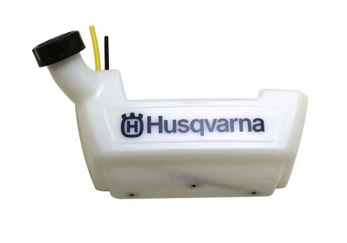 Biały zbiornik do dmuchawy Husqvarna 150BF z czarną nakrętką i logo. Z boku dwie rurki z żółtą i czarną końcówką do podłączenia. Widok z przodu.