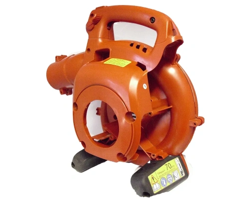Spirala dmuchawy Husqvarna 125BVX w kolorze pomarańczowym, widok z boku. Produkt ma aerodynamiczny kształt, z wyraźnie widoczną dużą turbiną i uchwytem. W dolnej części umieszczone są oznaczenia bezpieczeństwa oraz logo producenta.