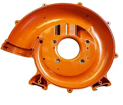 Obudowa wentylatora dmuchawy 130BT Husqvarna w intensywnym pomarańczowym kolorze. Zauważalne otwory montażowe i gładka, błyszcząca powierzchnia. Stojąca, bez dodatkowych akcesoriów, na białym tle, ukazuje kształt i szczegóły konstrukcji.