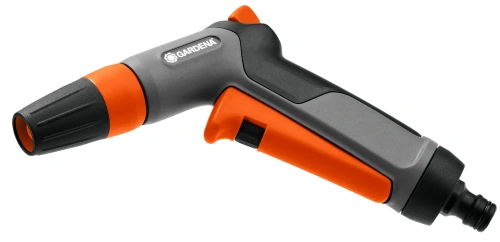 Szaro-pomarańczowy pistolet zraszający Gardena z ergonomicznym uchwytem i okrągłą końcówką. Widok z boku, stojący, z widocznymi elementami mocującymi na jednolitym tle podkreślającym nowoczesny design.