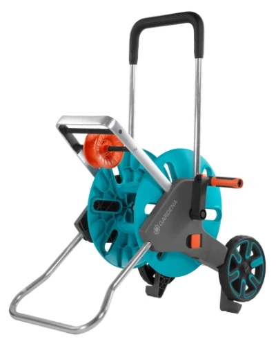 Wózek CleverRoll M Easy Gardena, błękitny z srebrnymi elementami, stojący z dużą przędzą na wąż, czarne kółka i ergonomiczny uchwyt, na białym tle.