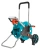 Wózek CleverRoll M Easy Gardena, błękitny z srebrnymi elementami, stojący z dużą przędzą na wąż, czarne kółka i ergonomiczny uchwyt, na białym tle.