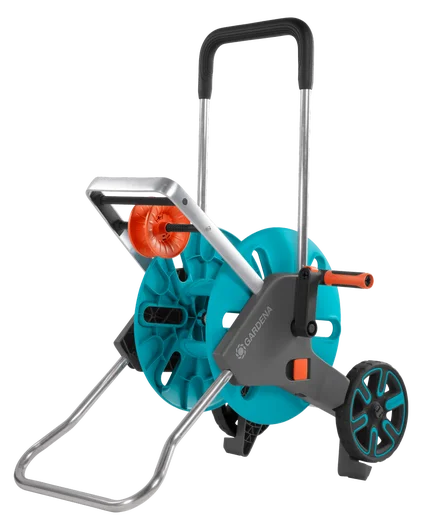 Wózek CleverRoll M Easy Gardena, błękitny z srebrnymi elementami, stojący z dużą przędzą na wąż, czarne kółka i ergonomiczny uchwyt, na białym tle.