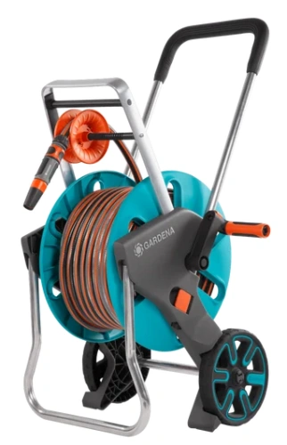 Zestaw bębna na wąż CleverRoll M Gardena, w kolorach błękitnym i pomarańczowym, z metalową ramą i ergonomiczną rączką. Wąż jest zwiniety w bębnie, z widocznym kółkiem transportowym. Ujęcie frontalne ukazuje produkt w pozycji stojącej.