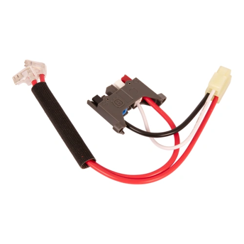 Przewód elektryczny z wtyczką do kosiarki, z czarnym, czerwonym i białym przewodem, wykonany z płaskiego materiału izolacyjnego. Ujęcie z przodu, produkt leży na jednolitym tle, a widoczne logo producenta jest czytelne.