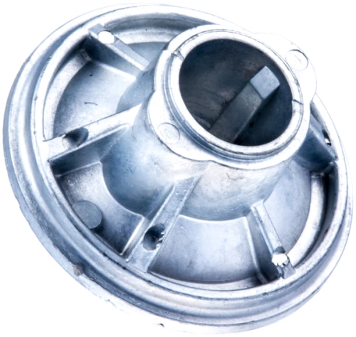 Wspornik łopatki kosiarki WB 53S firmy Husqvarna w kolorze metalicznym, z widocznymi detali mocowania i otworem na wałek. Ujęcie z boku, ukazujące kształt i teksturę powierzchni. Produkt nie jest zamontowany, widoczny na prostym tle.