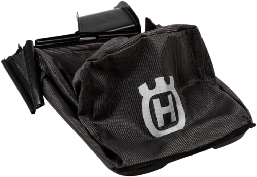 Worek kosiarki LC 551VQ Husqvarna w kolorze czarnym, wykonany z materiału syntetycznego. Pokazany w złożonej pozycji z widocznym logo marki Husqvarna na przodzie. Hedrowany element mocujący w górnej części worka. Tło jednolite.