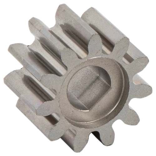 Zębnik kosiarki LC 551VQ Husqvarna w kolorze srebrnym, o cylindrycznym kształcie z zębami na zewnętrznej stronie. Przedmiot umieszczony na ciemnym tle, widoczny z boku. Wnętrze zębnika z wycięciem, co może ułatwiać montaż.