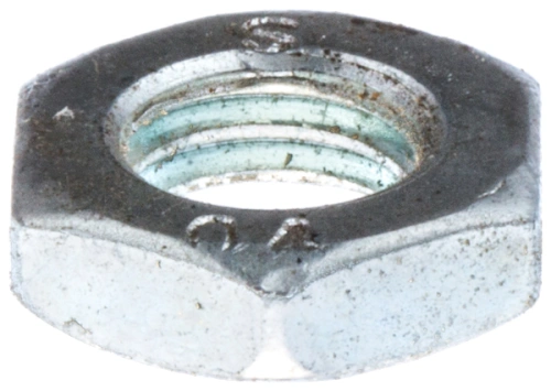 Nakrętka kosiarki LC 551VQ Husqvarna, szesnastoboczna, metaliczna, z gwintem wewnętrznym. Ujęcie z boku, pokazujące detal krawędzi i otworu. Powierzchnia lekko matowa, bez widocznych uszkodzeń. Wyraźnie widoczne oznaczenia na górze.