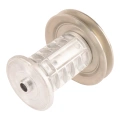 Wspornik łopatki M53 do kosiarki LB 553SQe Husqvarna, metaliczny, w kolorze srebrnym, cylindryczny kształt z żłobieniami. Ukazany w zbliżeniu, leżący na jasnym tle, podkreślający detale konstrukcji i mocowania. Wysokość wynosi około 25 mm.