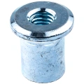 Nakrętka kosiarki LC 53E Husqvarna, metalowa, galwanizowana, z okrągłą głowicą i gwintem wewnętrznym. Ujęcie z boku, pokazujące detale struktury. Produkt leży na jednolitym tle, eksponując wyraźnie widoczny gwint oraz kształt cylindryczny.