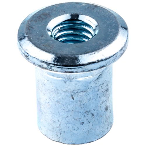 Nakrętka kosiarki LC 53E Husqvarna, metalowa, galwanizowana, z okrągłą głowicą i gwintem wewnętrznym. Ujęcie z boku, pokazujące detale struktury. Produkt leży na jednolitym tle, eksponując wyraźnie widoczny gwint oraz kształt cylindryczny.