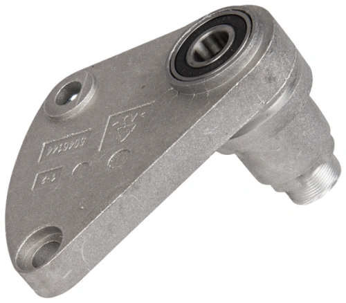 Ramię łączące złożenie kosiarki LC 53E Husqvarna, wykonane z metalu, w kolorze srebrnym, z okrągłym łożyskiem. Widoczne otwory montażowe. Ujęcie z boku, pokazujące kąt i krawędzie produktu. W tle prosty, jasny kolor, co podkreśla detale.